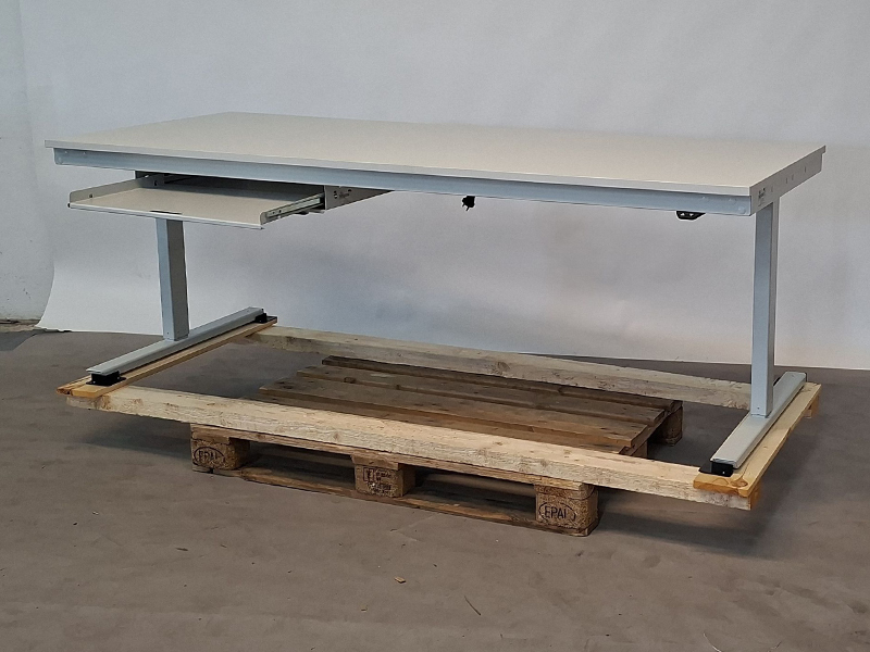 Arbeitstisch Serie adlatus