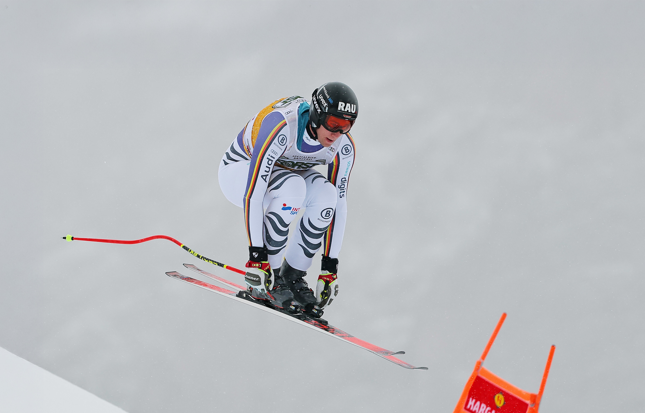Luis Vogt beim Skifahren mit RAU-Logo auf dem Helm.